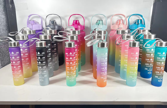 PP食品グレード 蓋 4 pcs ジムフィットネスのためのストローとステッカー付きプラスチックスポーツ用水瓶