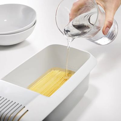 スパゲッティヌードル を ストレイン する ため の 便利 な 微波 調理 パスタ 鍋