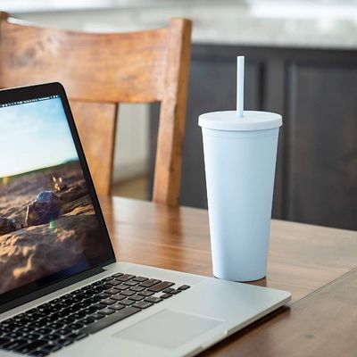カスタムAS PP ダブルウォールカラーアクリルマット黒 蓋とストローのプラスチックタンブラーカップ