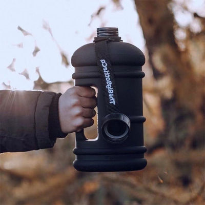 BPAフリーで食品グレードの2.2L半ガロン水瓶で 移動中に水分を保持してください