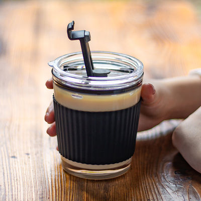 コーヒーカップ 持ち運び可能な女性 付き添い 冷たいミルク お茶グラス ハンドルとストロー蓋付き