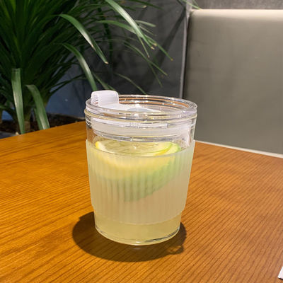 コーヒーカップ 持ち運び可能な女性 付き添い 冷たいミルク お茶グラス ハンドルとストロー蓋付き